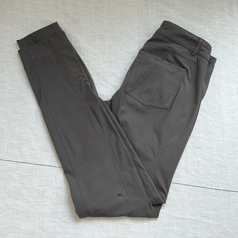EUC Lululemon Bust A Move Pant
Soot Light gray size 6